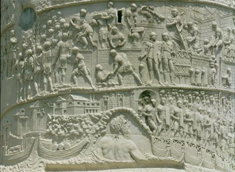 Die römische Armee überquert die Donau, Detail von Trajanssäule, 113 n. Chr. (Detail)